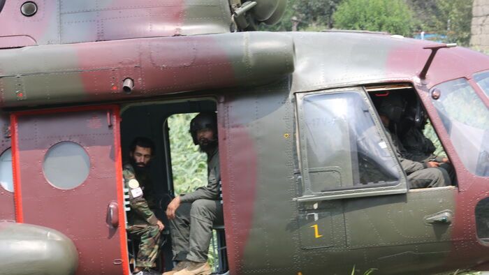 Helikopterrel érkezik a segélyszállítmány a földrengés sújtotta térségbe