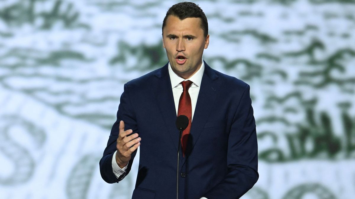 Charlie Kirk, a jobboldali politikai aktivista, kórházba szállítását követően életét vesztette, miután rálőttek