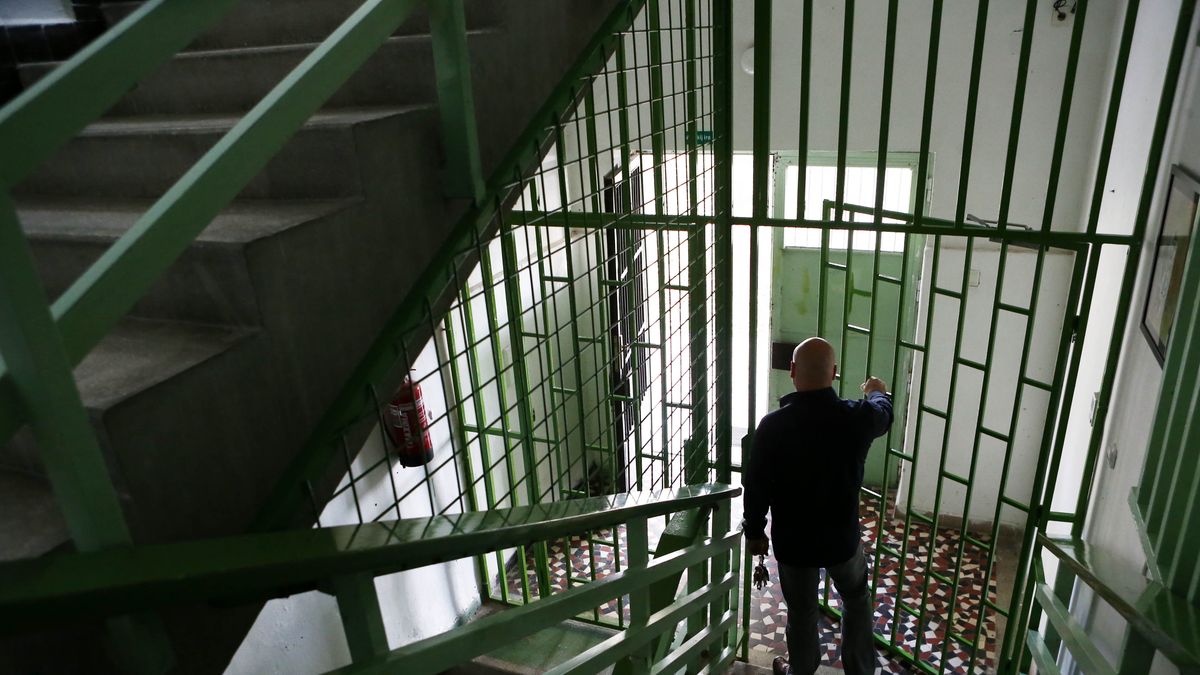 Nagyobb lábon élt a Szőlő utcai igazgató, ez feltűnt a hatóságoknak