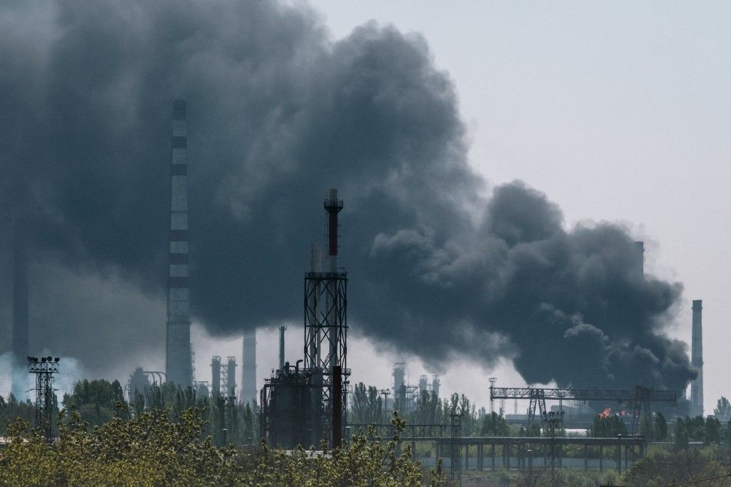 A smoke after shelling rises from an oil refinary near Lysychansk, eastern Ukraine, on May 9, 2022, on the 75th day of the Russian invasion of Ukraine. (Photo by Yasuyoshi CHIBA / AFP)