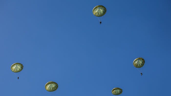 katonai hadgyakorlat

Hajmáskér, 2025. szeptember 12.

A Magyar Honvédség Különleges Műveleti Parancsnokságának katonái ejtőernyős ugrást hajtanak végre egy KC-390 katonai szállító repülőgépből az Adaptive Hussars 2025 gyakorlat keretében, Hajmáskér közel