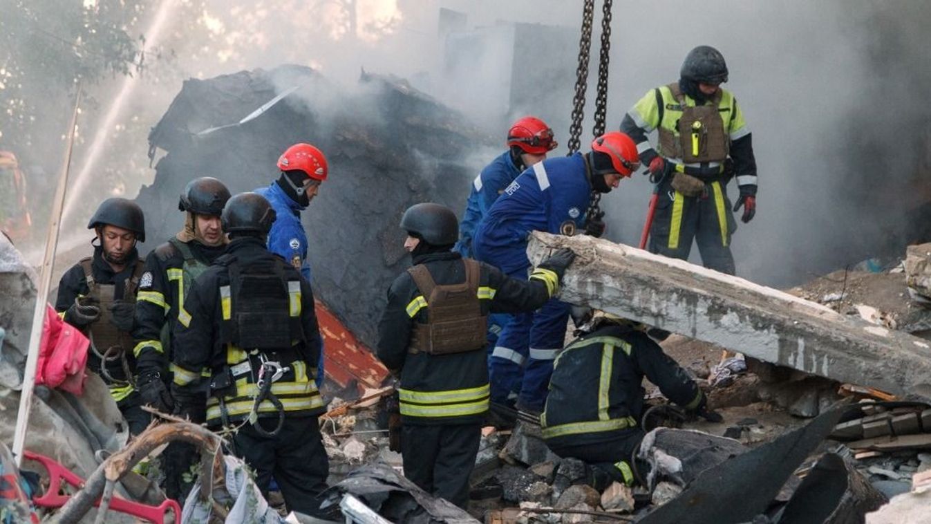 Folyik a dróntámadás romjainak eltakarítása (Fotó: AFP)
