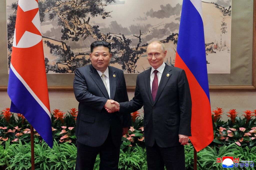 Kim Dzsong Un és Vlagyimir Putyin (Fotó: STR / KCNA VIA KNS)