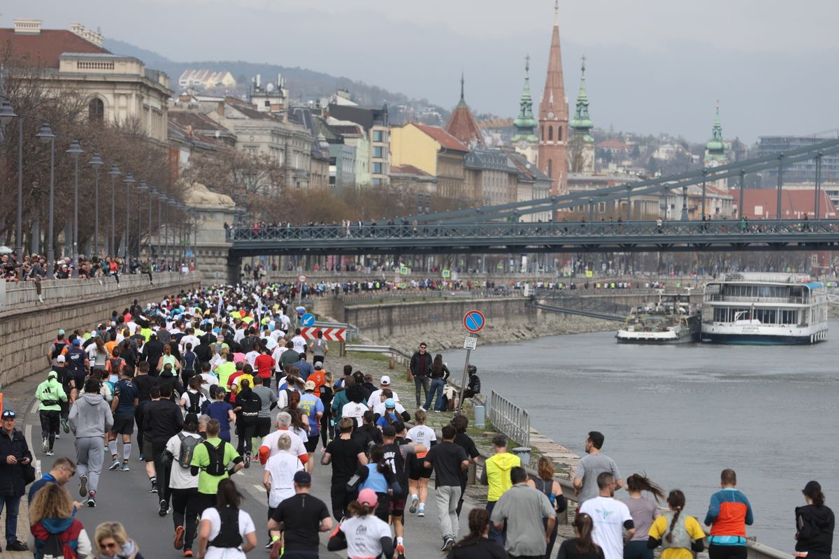 Budapest, 2025. március 30.
A félmaratonosok mezőnye a 4. NN City Run futóversenyen a budai alsó rakparton 2025. március 30-án.
MTI/Kocsis Zoltán
