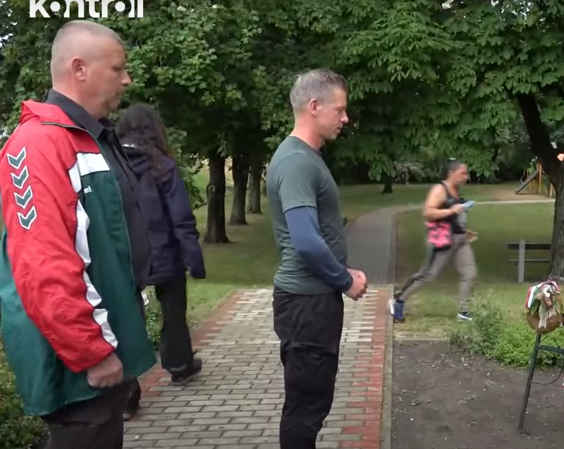 A kabát alatt dudorodik valami Magyar Péter mellett álló Ruszin-Szendinél