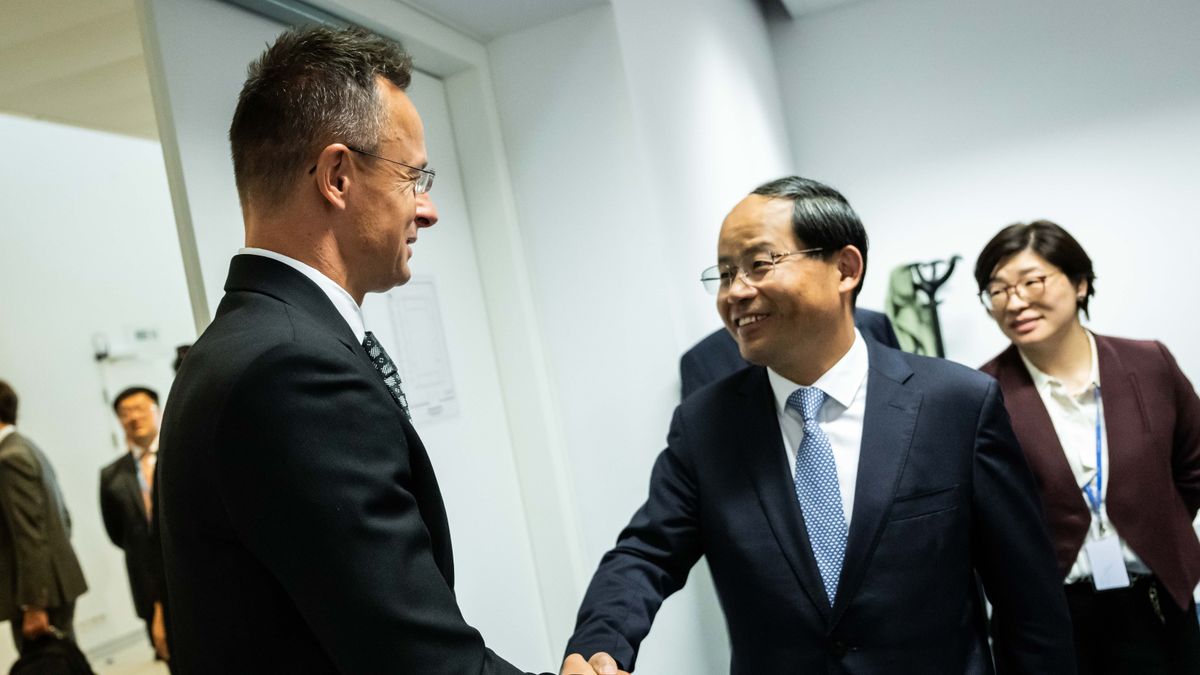 Szijjártó Péter fontos egyezményt írt alá Kínával