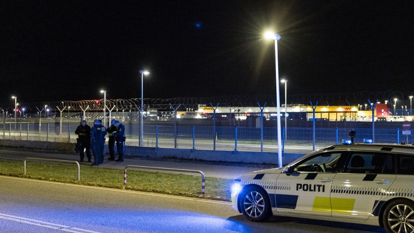 Rendőrség a koppenhágai repülőtér közelében található part menti úton (Fotó: AFP)