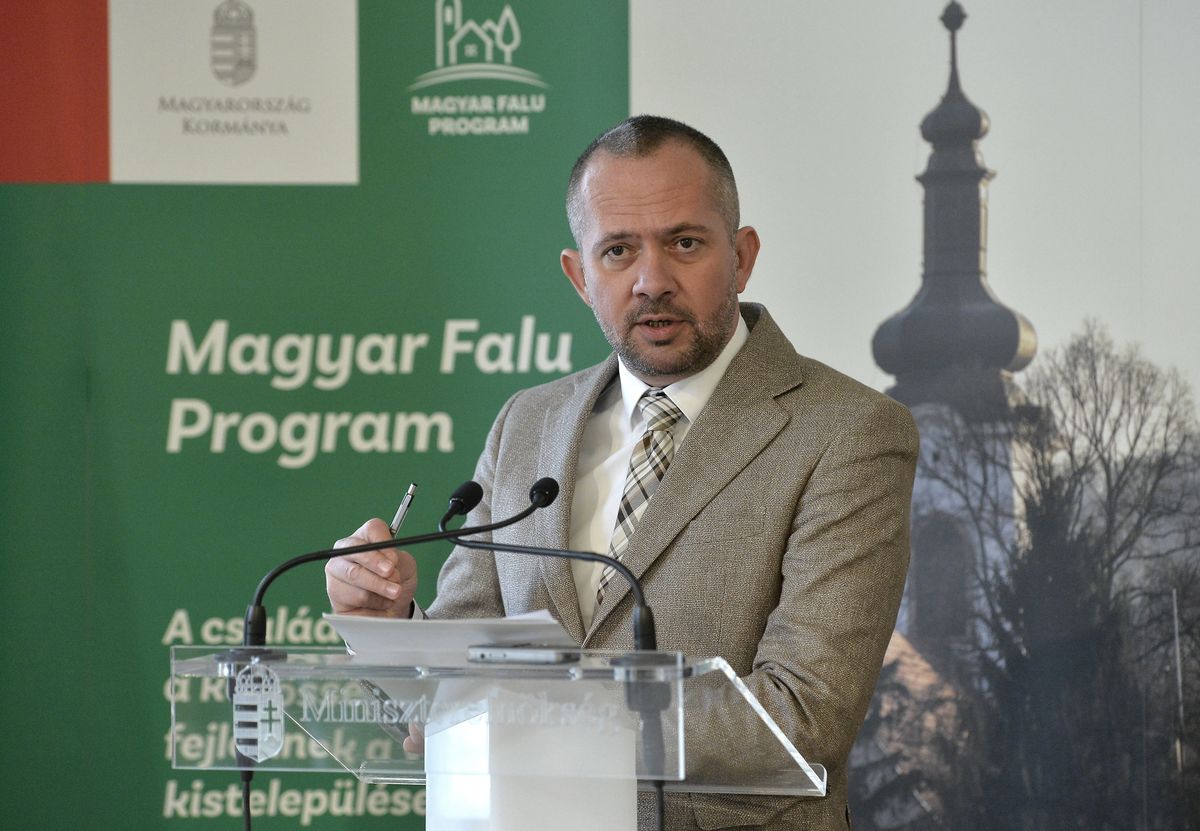 Budapest, 2023. április 3.
Gyopáros Alpár, a modern települések fejlesztéséért felelős kormánybiztos a falusi kisboltok működési támogatására kiírt pályázat eredményeiről tart sajtótájékoztatót a Miniszterelnökség Benczúr utcai épületében 2023. április 3-án. Nyolcmilliárd forint működési támogatást nyújt 2806 falusi kisboltot üzemeltető vállalkozásnak a kormány a Magyar falu programban.
MTI/Soós Lajos