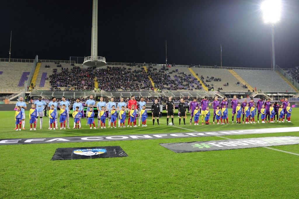 ACF Fiorentina players and Pafos FC players pose for a team photo prior to  the fourth Conference League match between ACF Fiorentina and Pafos FC, on November 28 ,2024 at Stadium Artemio Franchi in Florence, Italy (Photo by Andrea Martini/NurPhoto) (Photo by Andrea Martini / NurPhoto via AFP)