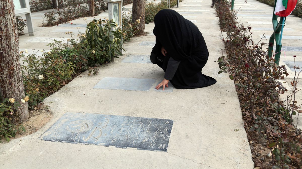Irán aszfalt alá rejti a múltat