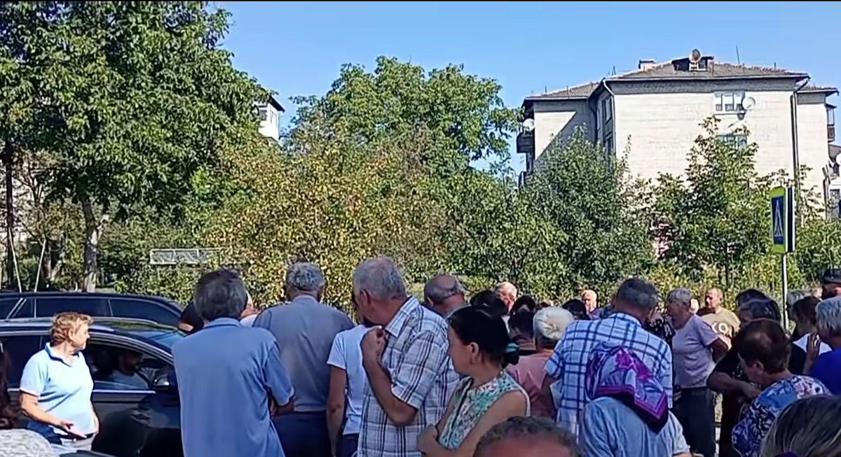 Tömeges tiltakozás bontakozott ki Bodnarivban a kényszersorozás miatt, a lakók petícióban és útlezárással követelik vezetőjük visszatérését.