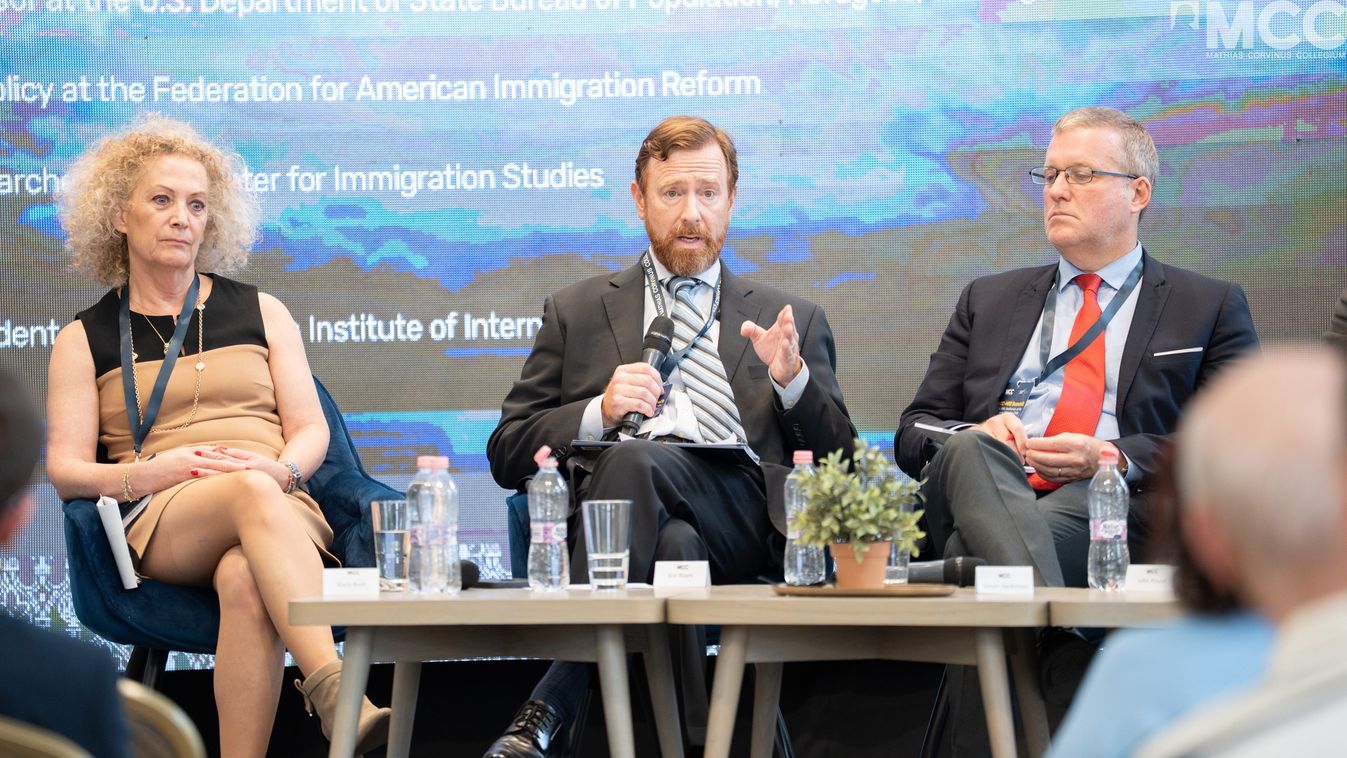 Eric Ruark, a Federation for American Immigration Reform szakpolitikai igazgatója (középen)