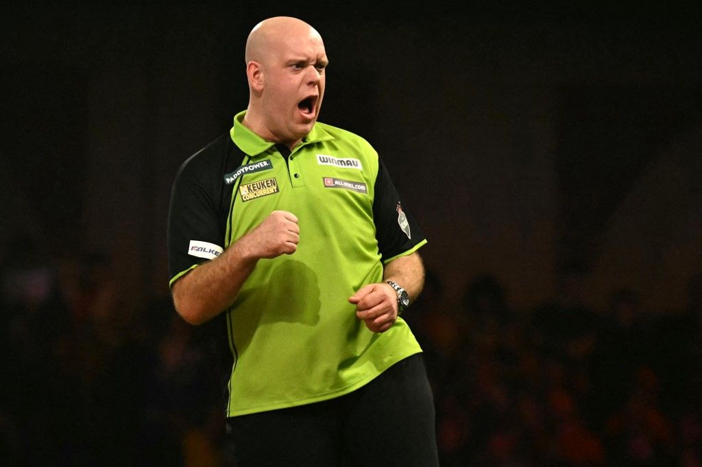 A védjegyévé vált mozdulat. Michael van Gerwen, a darts világbajnoka most egy nyilvános helyen, civilben is betalált