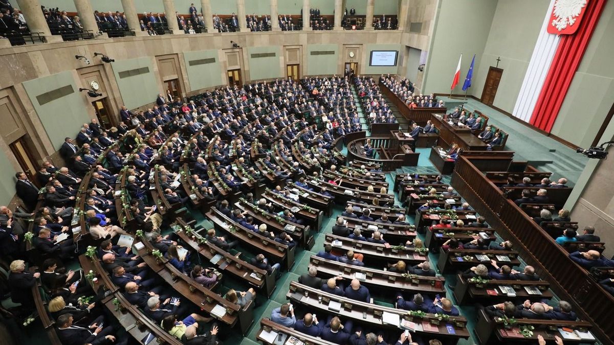 Nyerésre áll a korábbi kormánypárt Lengyelországban