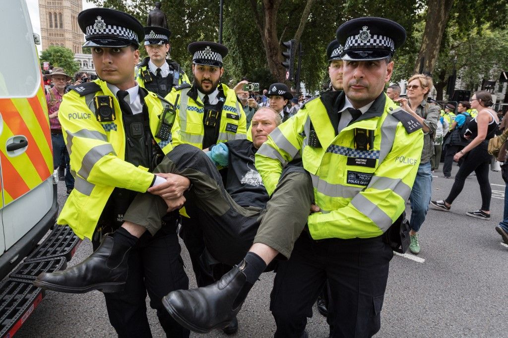 LONDON, UNITED KINGDOM - SEPTEMBER 06, 2025: Police officers arrest a protester during a mass demonstration in Parliament Square against the ban on Palestine Action in London, United Kingdom on September 06, 2025. The demonstrators risk arrest for expressing support for Palestine Action which has been proscribed as a terrorist organisation in July after activists broke into RAF base and damaged two military aircraft. (Photo by WIktor Szymanowicz/NurPhoto) (Photo by WIktor Szymanowicz / NurPhoto via AFP)