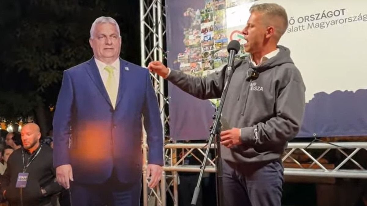 Magyar Péternél elszállt az irányítás, Orbán Viktor formájú papírbábbal beszélget a színpadon