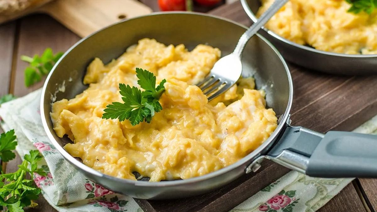 Így készíthet világraszóló tojásrántottát, mutatjuk a titkos összetevőt