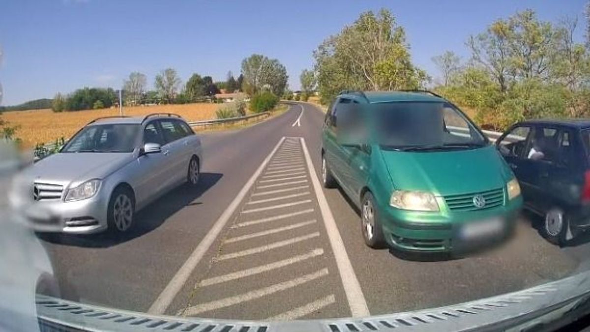 Centiken múlt a frontális baleset, többen is hibáztak az M5-ös felhajtójánál + videó