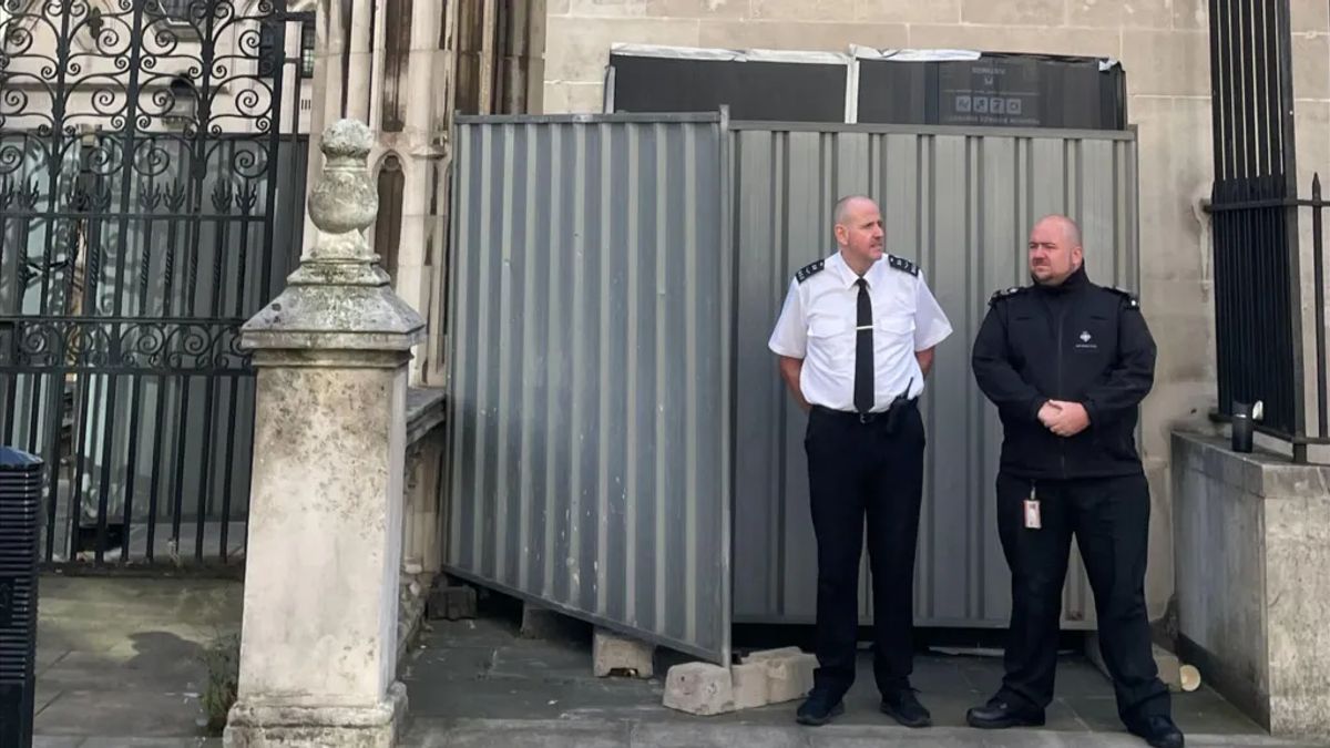 Új Banksy alkotás bukkant fel, amin egy bíró véresre ver egy tüntetőt