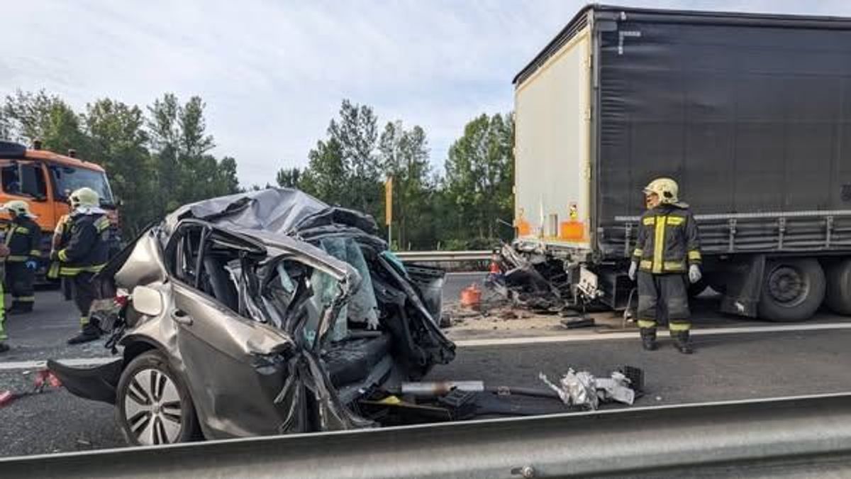 Képeken a hétfői M1-es autópályán történt brutális baleset