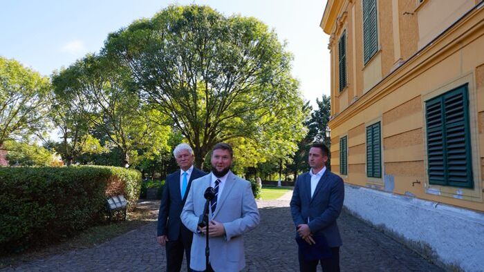 Nagytétényi Kastély
A Nagytétényi Szüreti Mulatság felvonulásával  megnyílt a Száraz-Rudnyánszky-kastély kertje.