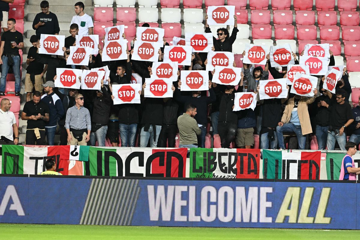 Olasz szurkolók tiltakozása Izrael ellen a Debrecenben játszott meccsen. Mit lép az UEFA és a FIFA?