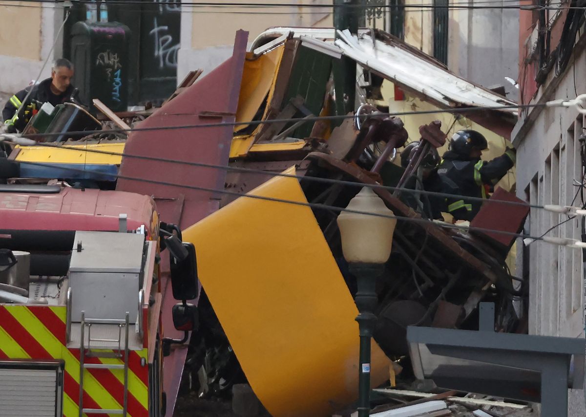 Police and firefighters work on the site of a funicular railway accident in Lisbon, on September 3, 2025. The accident of a funicular railway caused several dead and seriously injured in Lisbon, announced the Portugal's President of the Republic. (Photo by PATRICIA DE MELO MOREIRA / AFP)