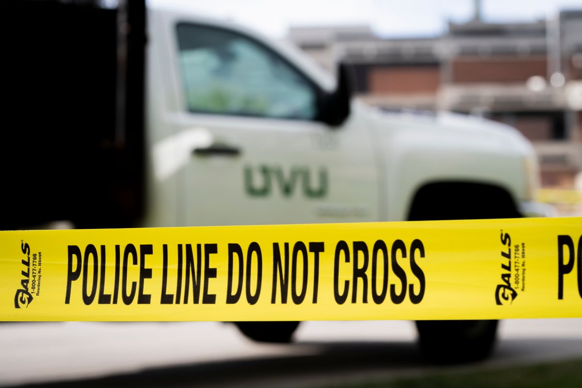Orem, 2025. szeptember 11.
Rendőrségi szalag a Utah Valley Egyetem épületegyüttesénél a Utah állambeli Orem városában 2025. szeptember 10-én, miután egy egyetemi rendezvényen lövés érte a 31 éves Charlie Kirk amerikai konzervatív aktivistát, a Turning Point USA nevű szervezet alapítóját. Kirk a kórházban belehalt sérülésébe. A támadót egyelőre keresik.
MTI/EPA/Marielle Scott