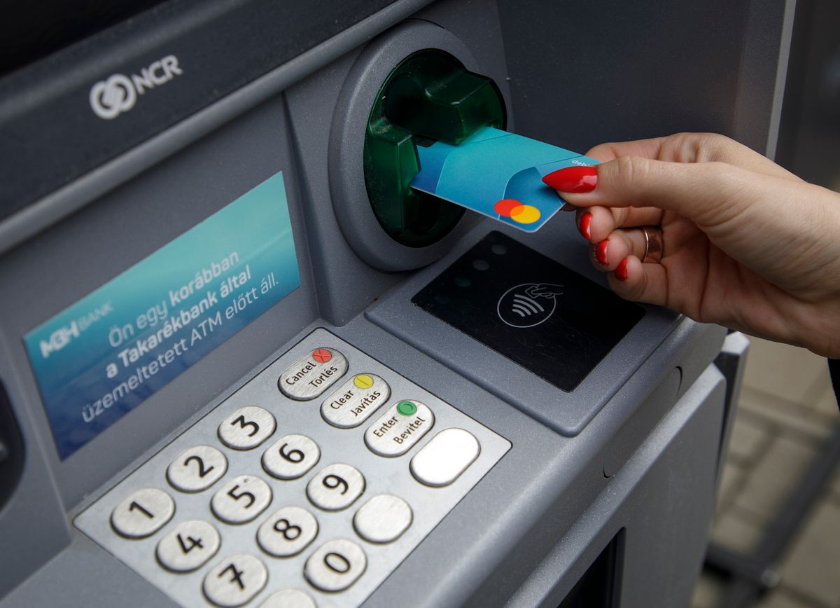 20250508 Budapest MBH Bank és a MOL Magyarország együttm?ködésének eredményeit és az ATM telepítési program részleteit bemutató sajtótájékoztató.  Fotó: Vémi Zoltán  VZMW A képen: bankkártya ATM