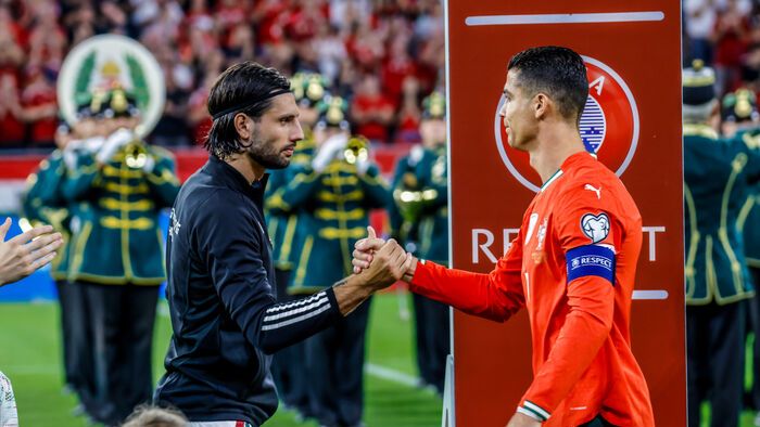 A magyar válogatott csapatkapitánya, Szoboszlai Dominik és a portugál nemzeti csapat vezére, Cristiano Ronaldo a selejtező előtt.