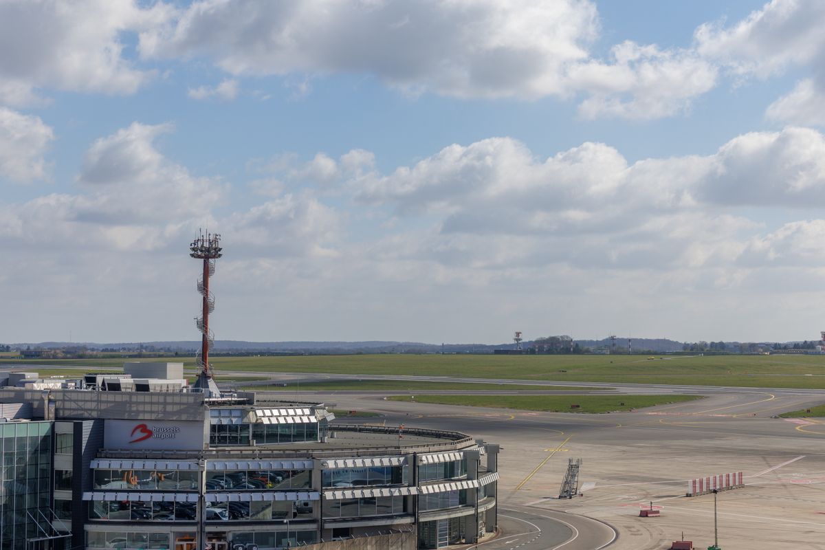 Brüsszel, 2025. március 31.
Üres kifutópályák az elnéptelenedett brüsszeli Zaventem nemzetközi repülőtéren 2025. március 31-én, a kormány tervezett nyugdíjreformja ellen a belga szakszervezetek által meghirdetett egynapos országos munkabeszüntetés idején. A Zaventemről egyetlen utasszállító sem indult el, és a charleroi-i légikikötő is leállt.
MTI/EPA/Olivier Matthys