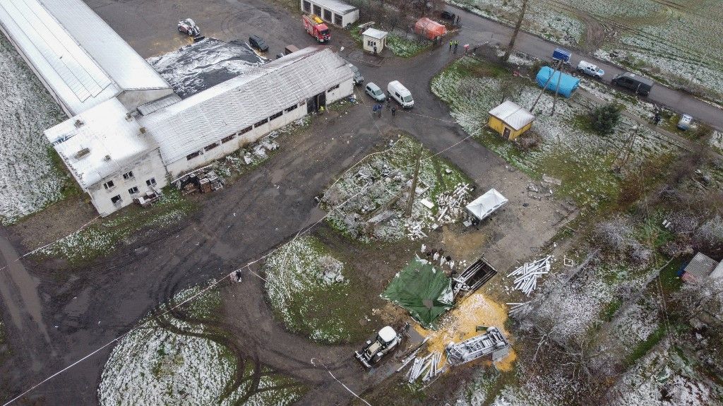A 2022. november 17-én készített légi felvétel az ukrán támadás helyszínét mutatja a lengyel Przewodówban (Fotó: WOJTEK RADWANSKI / AFP)
