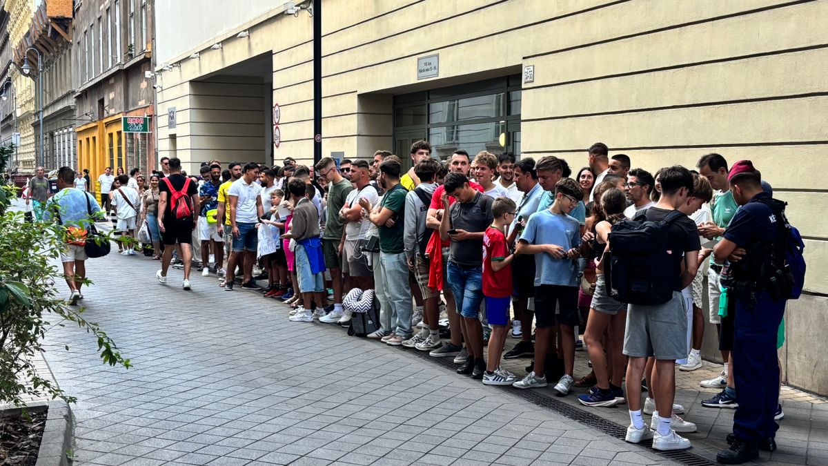 Ronaldo nem adott autogramot, nem fotózkodott, szigorú biztonsági intézkedések mellett csupán egy integetés jutott a rajongóknak