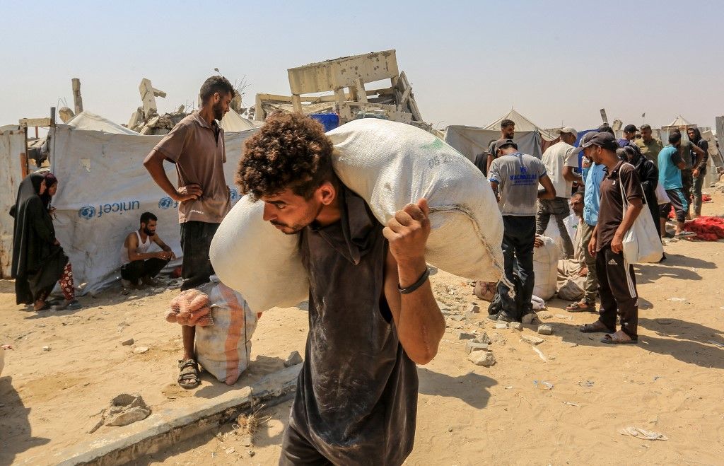 Az izraeli támadások miatt elmenekült palesztinok 2025. augusztus 14-én Rafahban, Gázában egy amerikai segélyosztó központba özönlenek, hogy élelmiszer-segélyt kapjanak (Fotó: ABED RAHIM KHATIB / ANADOLU)
