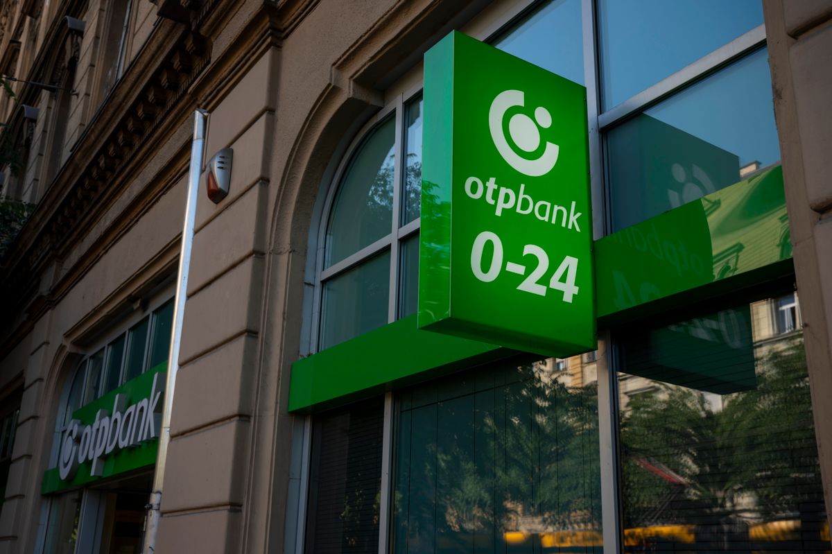 Budapest, 2025. szeptember 1.
Az OTP Bank fiókja a Ferenc körúton az Otthon Start Program indulása napján, 2025. szeptember 1-jén. Az új lakhatási konstrukció központi eleme a fix, 3 százalékos kamatozású lakáshitel. A program célja, hogy az első lakásukat megszerző fiatalok számára a piacinál jóval kedvezőbb feltételekkel váljon elérhetővé a saját otthon megszerzése.
MTI/Balogh Zoltán