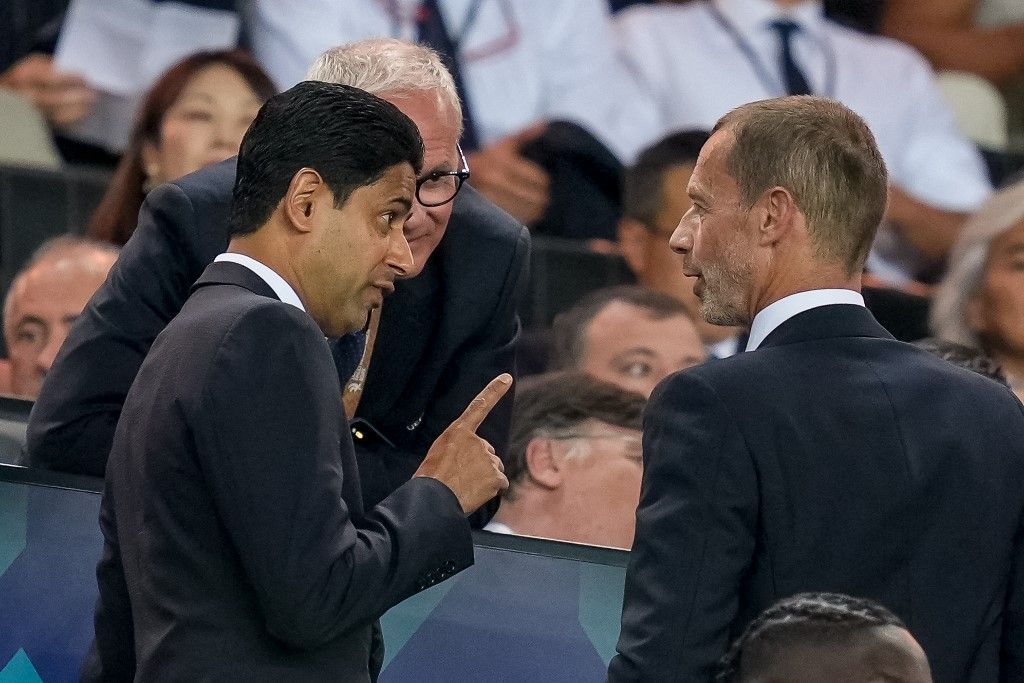 Nasszer Al-Khelaifi, a PSG elnöke mintha Aleksander Ceferin UEFA-elnököt fenyegetné