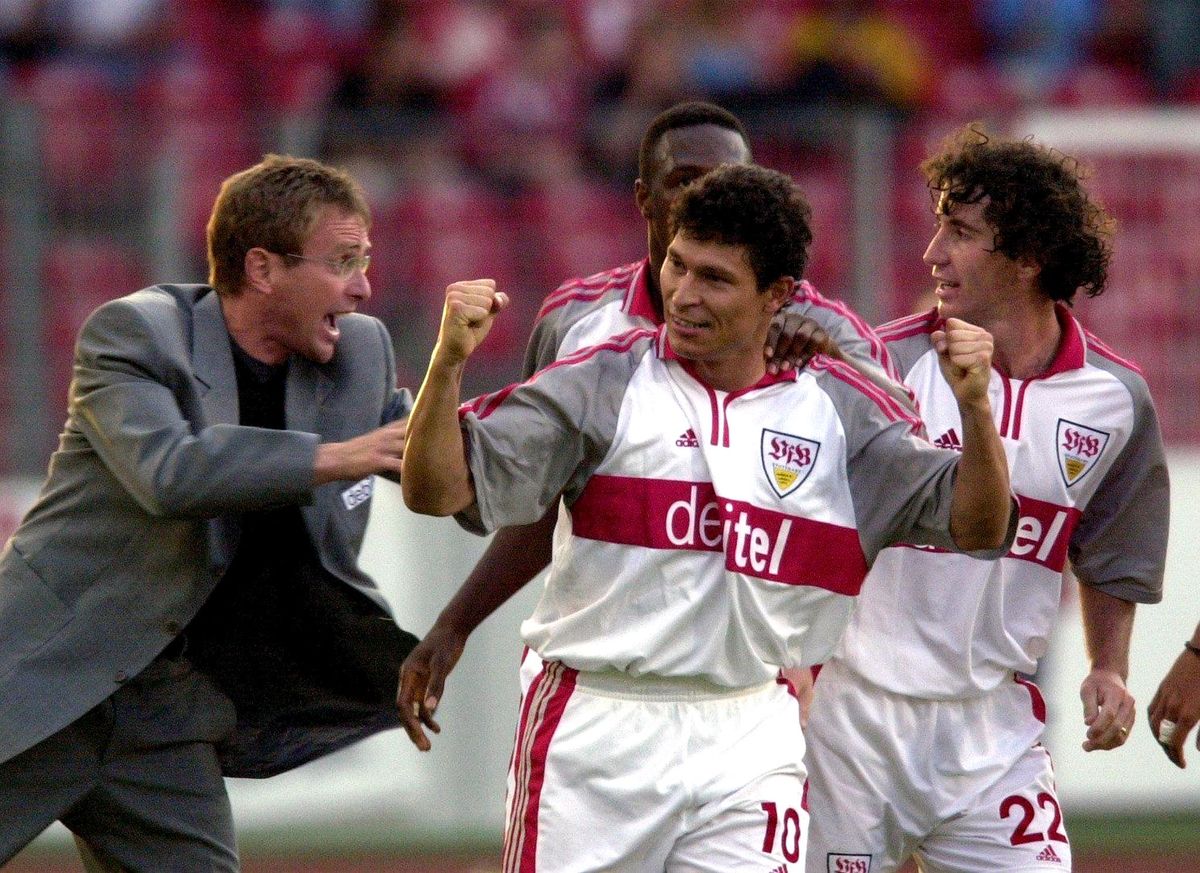 Krassimir Balakov (C) of German team VfB Stuttgart jubilates and is cheered by teammates Kristian Lisztes (R), Pablo Thiam (behind) and coach Ralf Rangnick (L) after scoring the 1-1 equalizer during their UI-Cup final, second leg match against French team AJ Auxerre in Stuttgart 22 August 2000.   (ELECTRONIC IMAGE) (Photo by BERND WEISSBROD / dpa Picture-Alliance via AFP)