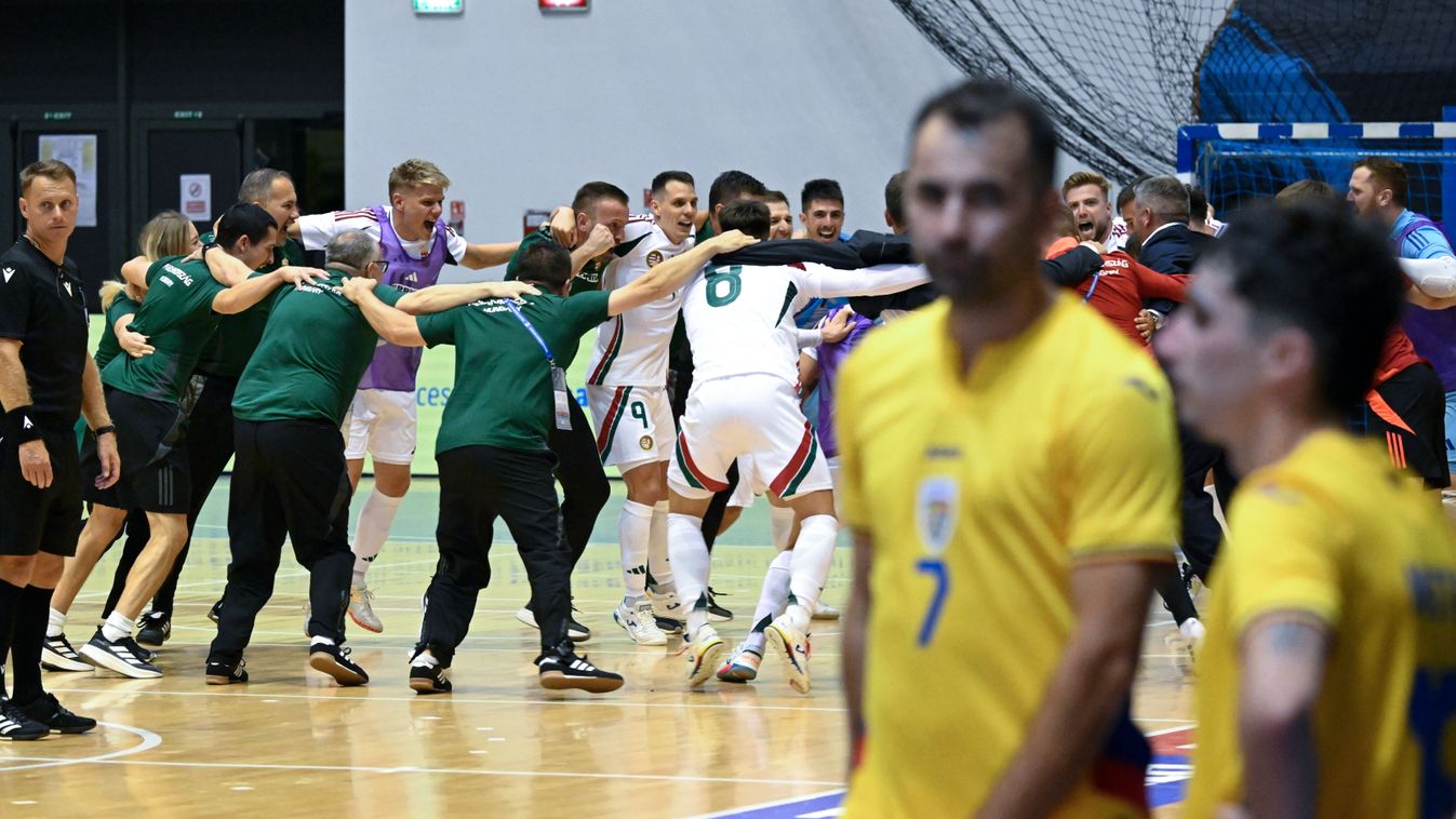 pótselejtező
Craiova, 2025. szeptember 24.
A magyar vélogatott tagjai ünneplik a továbbjutásukat a férfi futsal Európa-bajnoki pótselejtezőn játszott Románia - Magyarország mérkőzés után a Sala Polivalenta din Craiova sportcsarnokban 2025. szeptember 24-é
