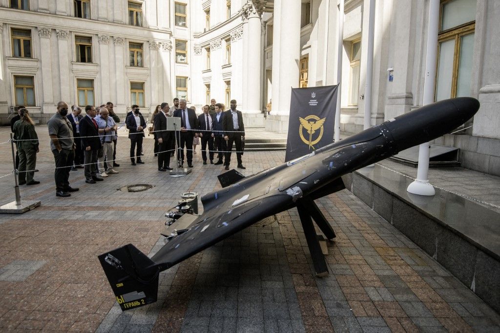 Ukrainian Foreign Minister Andrii Sybiha shows Israeli Foreign Minister Gideon Saar a Russian kamikaze drone Geran-2, a copy of an Iranian-made Shahed-136 unmanned aerial vehicle in Kyiv, Ukraine, on July 23, 2025. (Photo by Maxym Marusenko/NurPhoto) (Photo by Maxym Marusenko / NurPhoto via AFP)