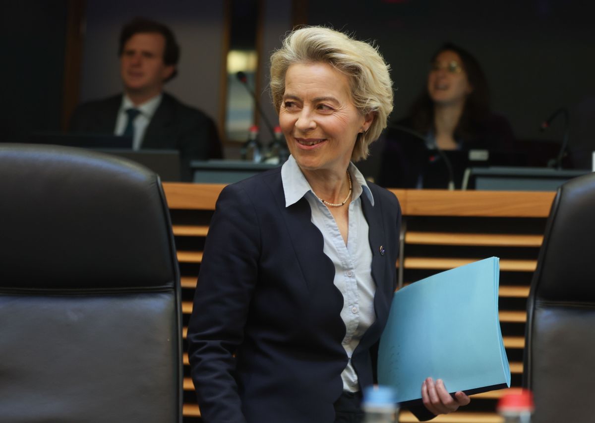 Brüsszel, 2025. május 14.
Ursula von der Leyen, az Európai Bizottság elnöke a bizottság heti ülésére érkezik Brüsszelben 2025. május 14-én. Az Európai Unió bírósága ezen a napon hozza nyilvánosságra a Pfizergate-ügyben hozott ítéletét. Az Európai Bizottságot 2022-ben a New York Times perelte be, mert a lap kérése ellenére a bizottság nem adta ki az Ursula von der Leyen és a Pfizer vezérigazgatója, Albert Bourla közötti SMS-eket, amelyeket még a vakcinabeszerzésekről szóló tárgyalások alatt váltottak egymással.
MTI/EPA/Olivier Hoslet