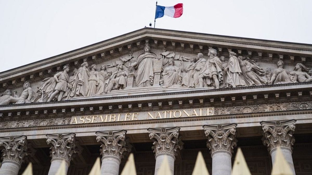 Elbukhat a francia kormány; már csak napok vannak hátra