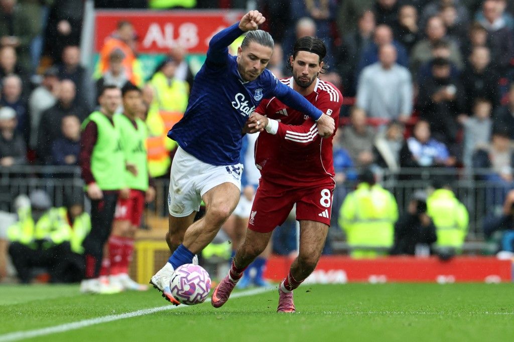 Szoboszlai Dominik és Jack Grealish csatázik a Liverpool és az Everton derbijén, ami után a magyar mozdulata tartja lázban Angliát