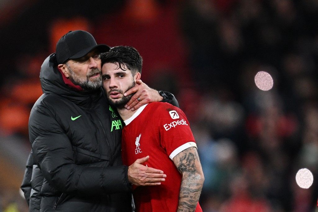 Liverpool's German manager Jurgen Klopp (L) congratulates Liverpool's Hungarian midfielder #08 Dominik Szoboszlai (R) at the end of the English Premier League football match between Liverpool and Arsenal at Anfield in Liverpool, north west England on December 23, 2023. Liverpool and Arsenal equalised 1 - 1. (Photo by Paul ELLIS / AFP) / RESTRICTED TO EDITORIAL USE. No use with unauthorized audio, video, data, fixture lists, club/league logos or 'live' services. Online in-match use limited to 120 images. An additional 40 images may be used in extra time. No video emulation. Social media in-match use limited to 120 images. An additional 40 images may be used in extra time. No use in betting publications, games or single club/league/player publications. / 