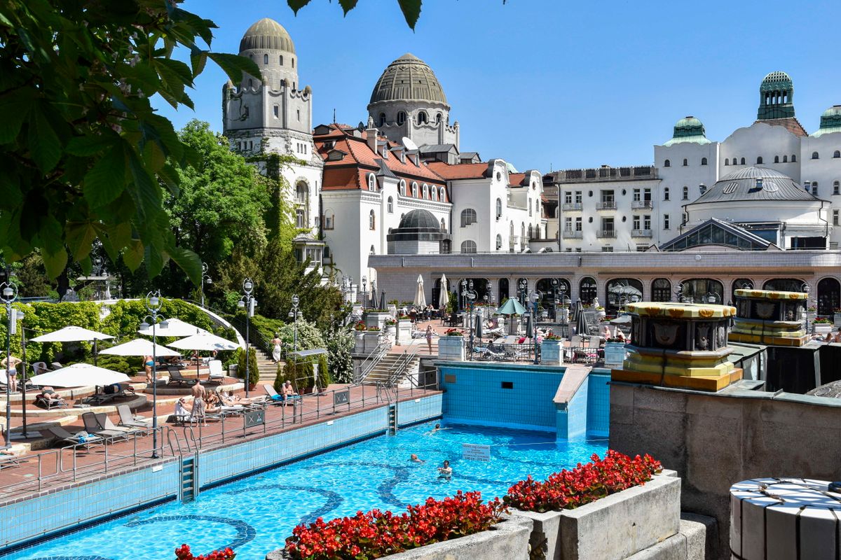 Budapest, 2022. május 14.
A szecessziós stílusban épült Gellért Gyógyfürdő és Uszoda, amely 1918-ban nyitotta meg kapuit, majd 1927-ben a hullám strandfürdővel és 1934-ben a pezsgőfürdővel bővült. A „feltörő csodahatású” forrásokról már a XV. századból is találunk feljegyzéseket. A törökök is kedvelték, mivel nagyobb és forróbb vizű volt, mint a korabeli budai fürdők. A XVII. században Sárosfürdőnek nevezték a medencék fenekén leülepedett, a forrásvízzel feltörő finom forrásiszap miatt. A fürdőrész szorosan kapcsolódik a Gellért Szállodához, amely jelenleg felújítás alatt áll és amely munkák 2022 őszétől a fürdőrészre is kiterjednek.
MTVA/Bizományosi: Róka László 
***************************
Kedves Felhasználó!
Ez a fotó nem a Duna Médiaszolgáltató Zrt./MTI által készített és kiadott fényképfelvétel, így harmadik személy által támasztott bárminemű – különösen szerzői jogi, szomszédos jogi és személyiségi jogi – igényért a fotó szerzője/jogutódja közvetlenül maga áll helyt, az MTVA felelőssége e körben kizárt.