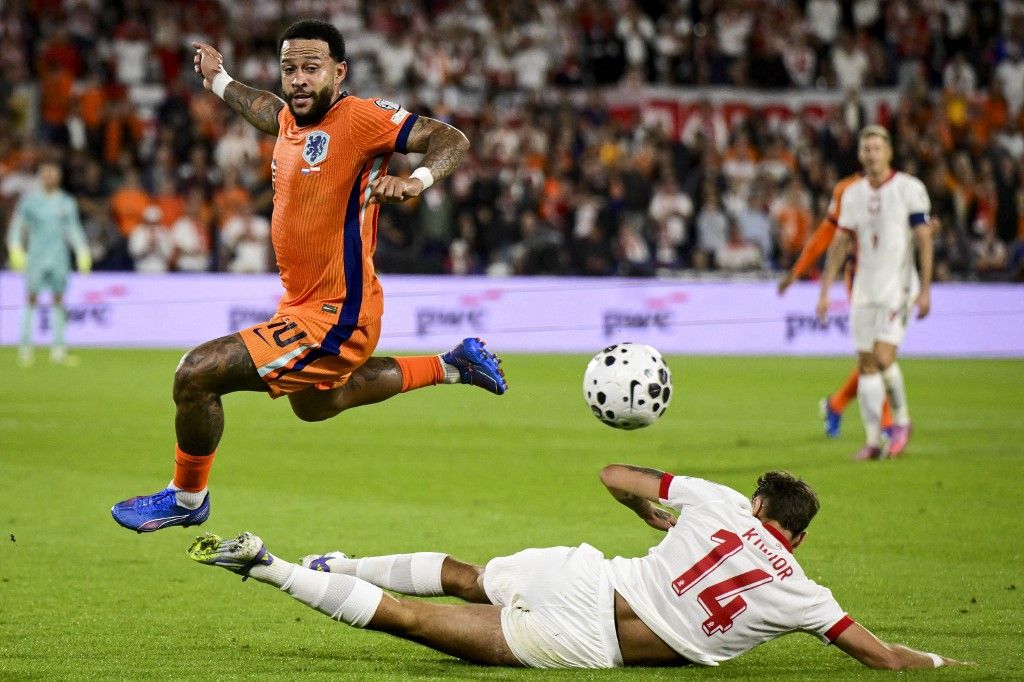 Netherland's forward #10 Memphis Depay (L) and Poland's defender Jakub Piotr Kiwior (R) fight for the ball during the FIFA World Cup 2026 Group G European qualification football match between the Netherlands and Poland at the De Kuip Stadium in Rotterdam, on September 4, 2025. (Photo by Olaf Kraak / ANP / AFP) / Netherlands OUT