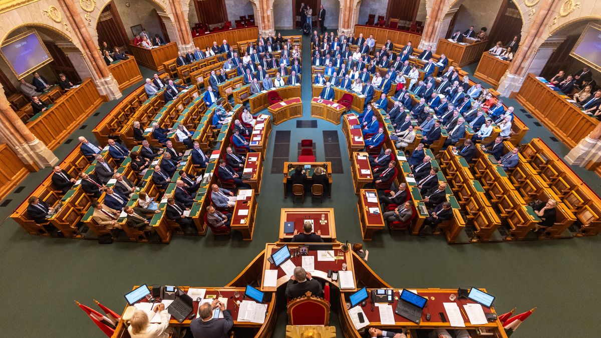 Az Európai Parlamentnek követni kellene az Országgyűlés példáját a mentelmi jogok felfüggesztése ügyében