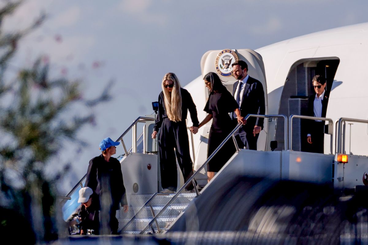 Charlie Kirk koporsója

PHOENIX, ARIZONA - SEPTEMBER 11: Vice President JD Vance (R) second lady Usha Vance (C) and Erika Kirk deplane Air Force Two while escorting the body of Charlie Kirk on September 11, 2025 in Phoenix, Arizona. Kirk, the CEO and co-founder of Turning Point USA, was shot and killed on Wednesday in Utah. (Photo by Eric Thayer/Getty Images)