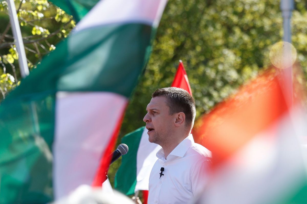Budapest, 2025. április 12.
Menczer Tamás, a Fidesz-KDNP kommunikációs igazgatója beszédet mond a Nemzeti Ellenállás Mozgalom és a Civil Összefogás Fórum (CÖF) demonstrációján Budapesten, a Millenáris Parkban, az Európai Bizottság képviselete előtt 2025. április 12-én. A demonstrációt Kollár Kinga Tisza párti európai parlementi képviselő beszéde miatt szervezték, amelyben a Tisza párti politikus a Magyarországnak járó uniós források befagyasztásának hatásait pozitívumként értékelte.
MTI/Kocsis Zoltán