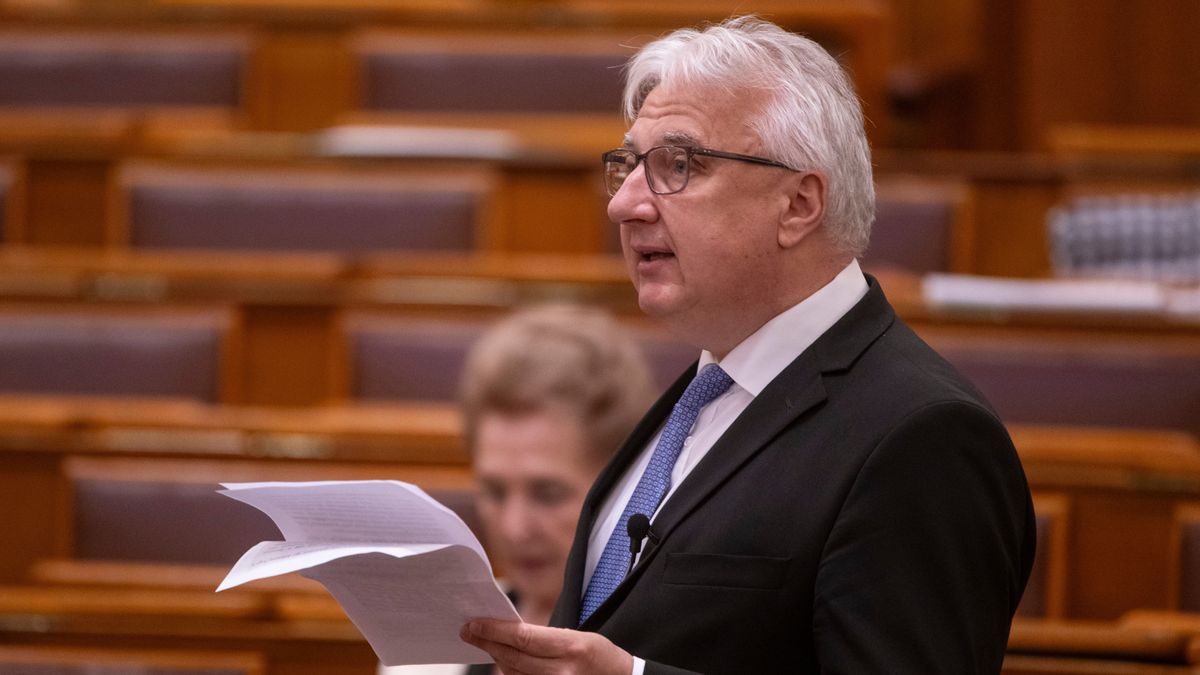 „Rejtett fény ragyog a dolgok mélyén”
