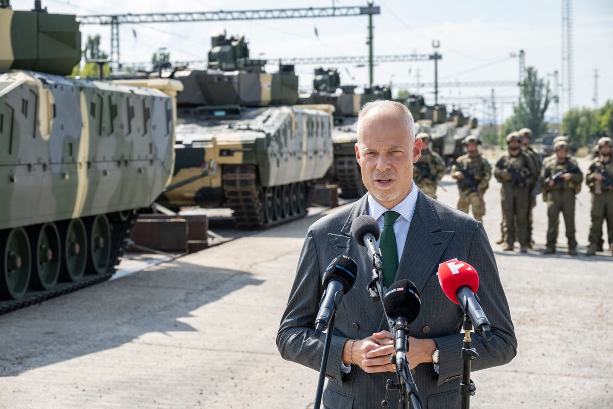 Hajmáskér, 2025. szeptember 5.
Szalay-Bobrovniczky Kristóf honvédelmi miniszter beszédet mond a Lynx gyalogsági harcjárművek harcszerű vasúti lerakodásának bemutatóján a hajmáskéri vasútállomáson 2025. szeptember 5-én. Az Adaptive Hussars 2025 gyakorlat keretében tartott bemutatón Hódmezővásárhelyről áttelepült Lynx harcjárműveket rakodtak le egy vasúti szerelvényről földi és légi biztosítás mellett, valamint szimuláltak egy ellenséges dróntámadást.
MTI/Szigetváry Zsolt